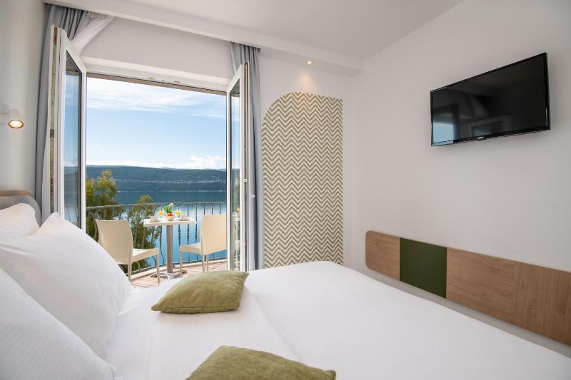 Double Room with Balcony and Sea View image 1