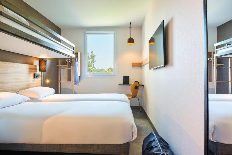 Standard Twin Room with One Bunk Bed image 4