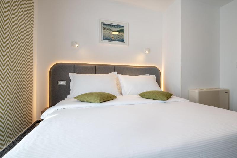Double Room with Balcony and Sea View image 3