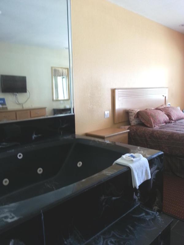King Suite - Non-Smoking image 2