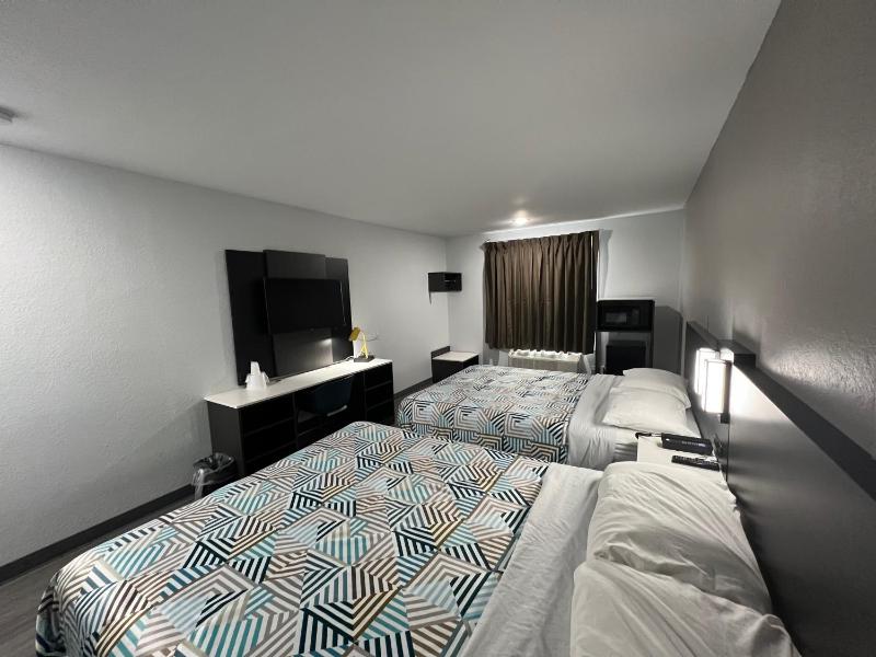 Deluxe Queen Room with Two Queen Beds - Non-Smoking image 2