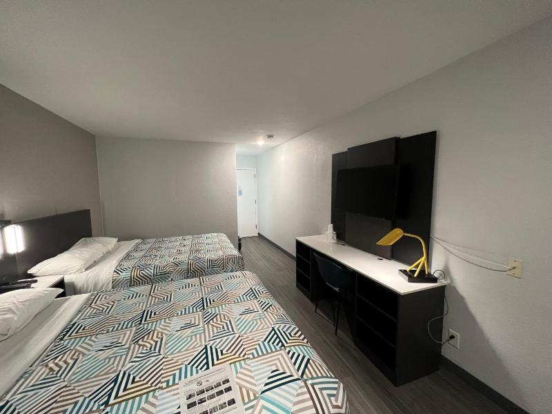 Deluxe Queen Room with Two Queen Beds - Non-Smoking image 3