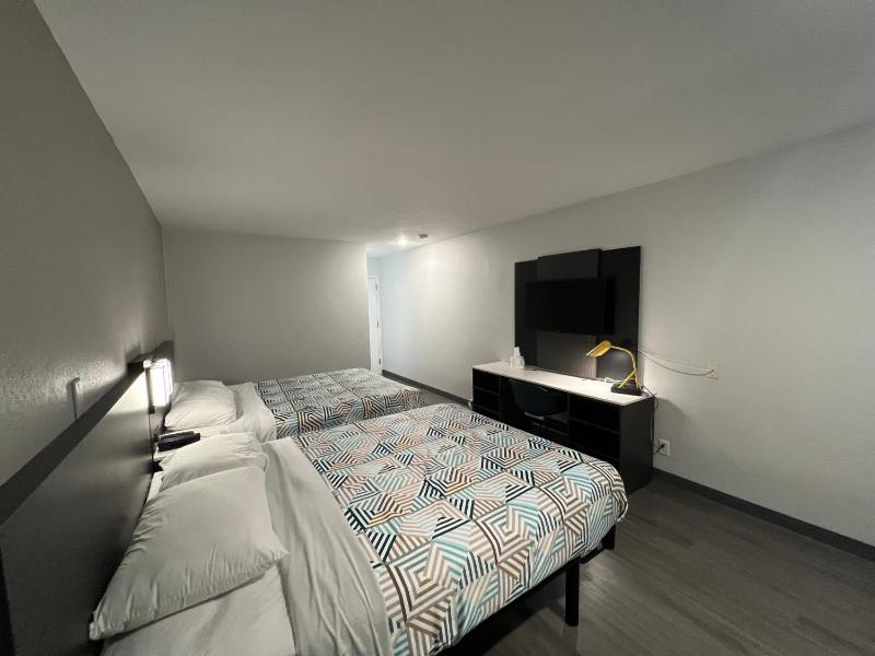 Deluxe Queen Room with Two Queen Beds - Non-Smoking image 4