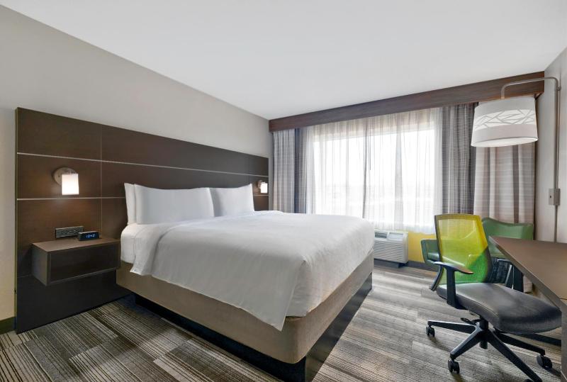 Standard King Room image 4