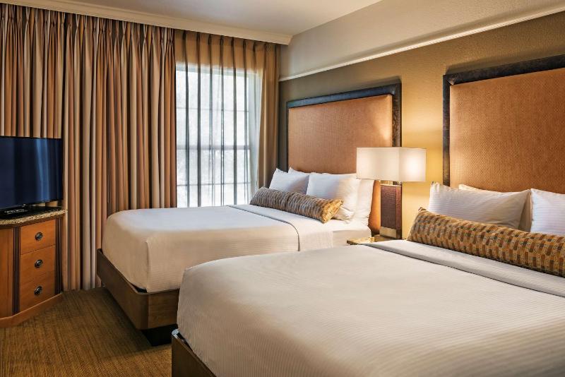 One-Bedroom Suite with Two Queen Beds image 3