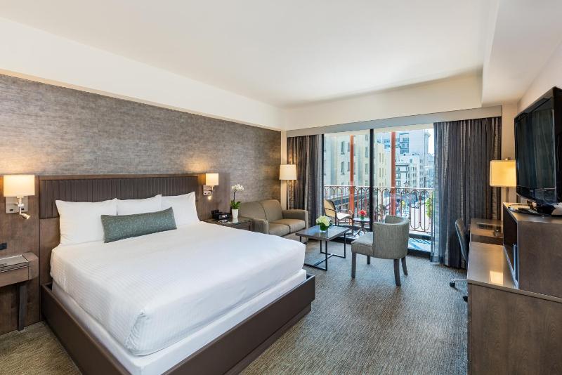 Premier King Room image 2
