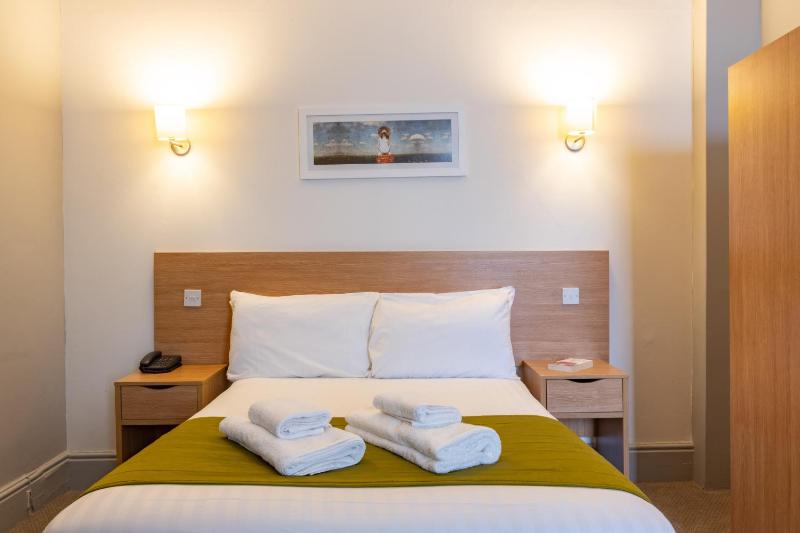 Standard Double Room image 3