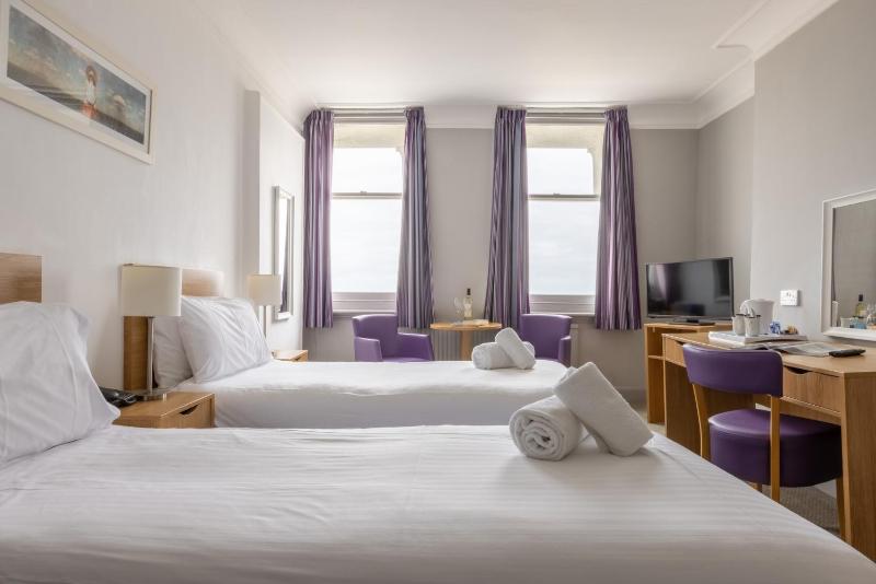 Standard Twin Room with Sea View image 4