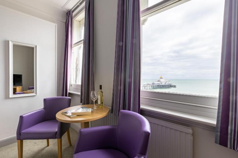 Standard Twin Room with Sea View image 3