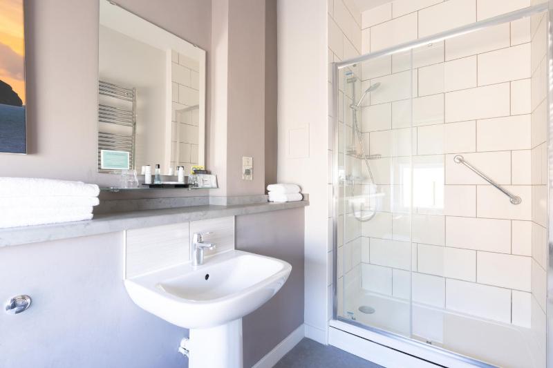 Superior Twin Room image 3