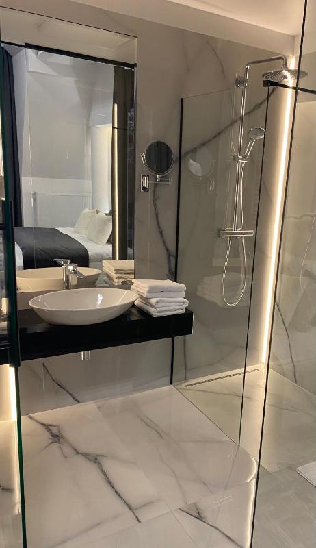 Honeymoon Suite image 2