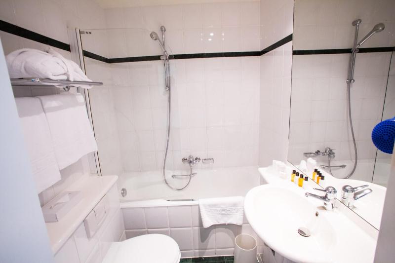 Small Double Room image 3