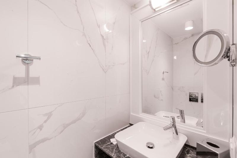 Presidential Suite with Balcony image 2