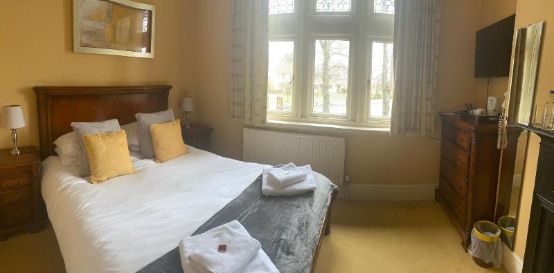 Small Double Room image 3