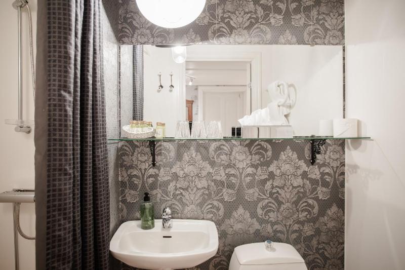 Standard Double Room image 3