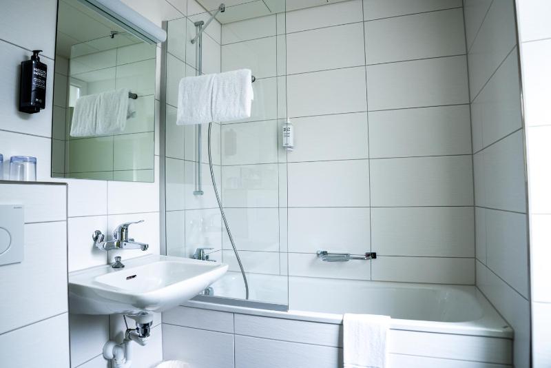 Standard Twin Room image 4