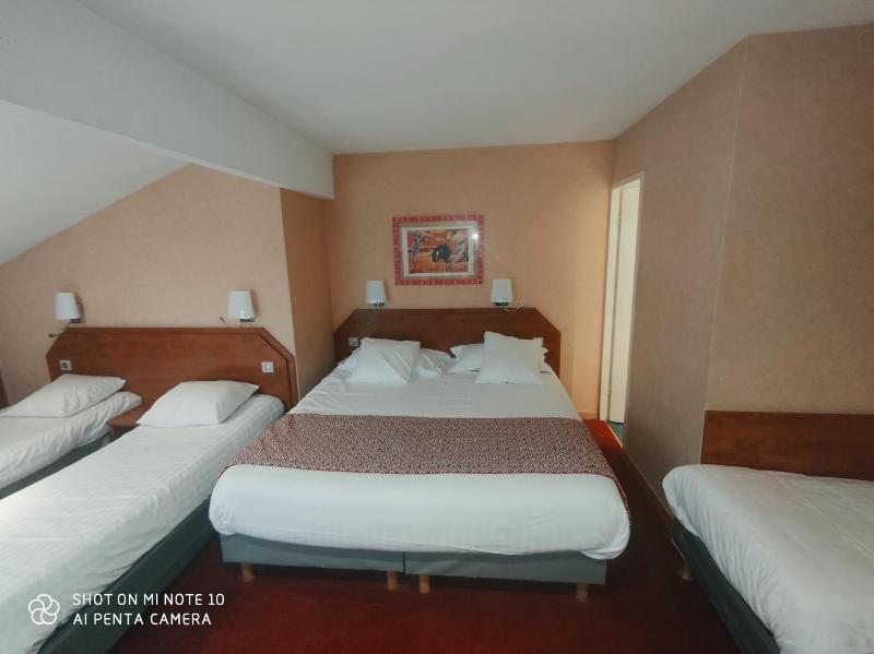 2 Double Beds 1 Single Bed image 3