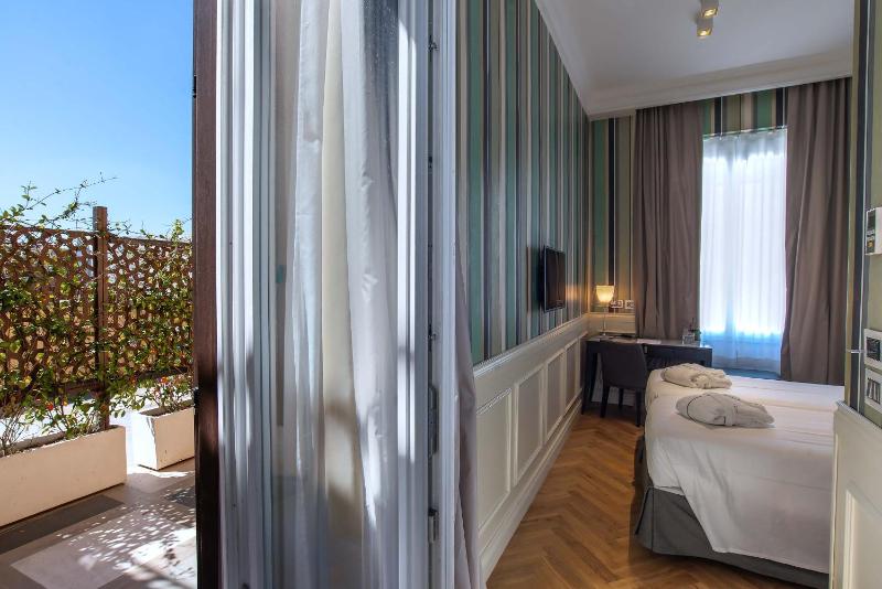 Deluxe Double Room image 4