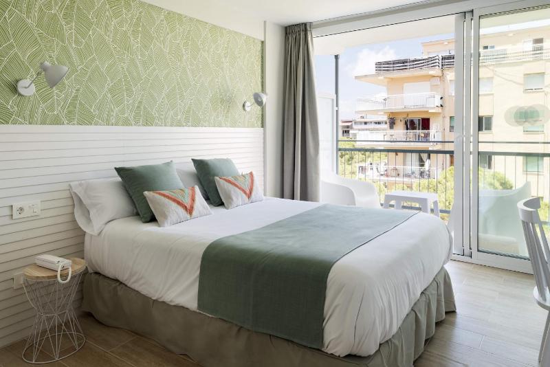 Double Room with Terrace image 3