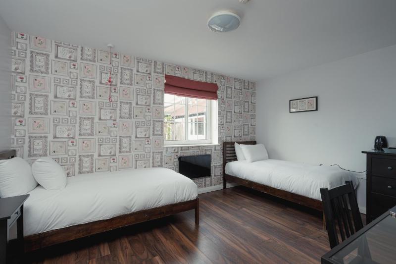 Standard Twin Room image 3