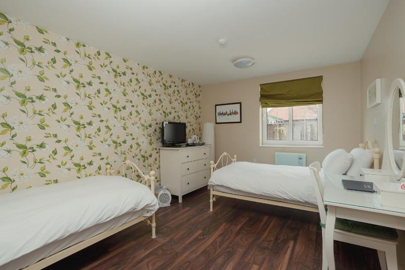 Standard Twin Room image 2