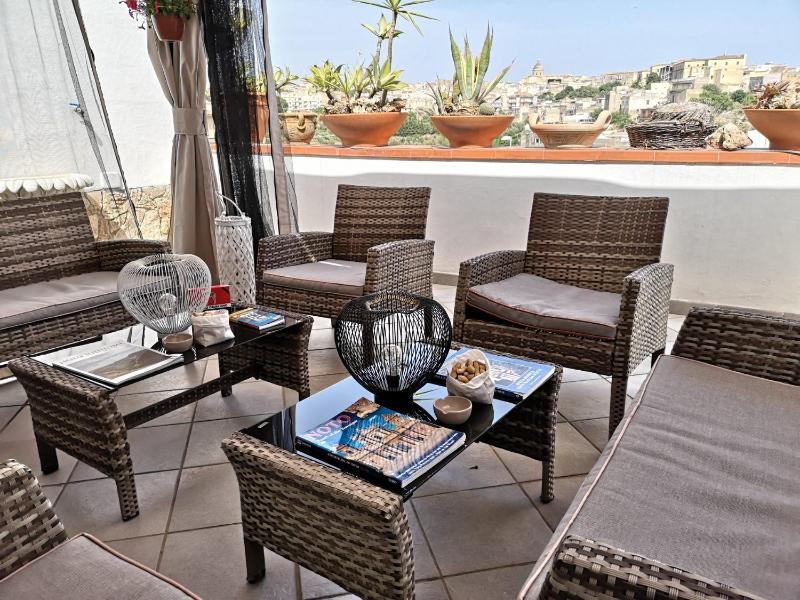 Deluxe Double Room with City View image 4
