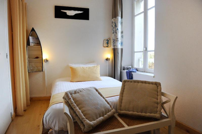 Standard Twin Room - City View image 1
