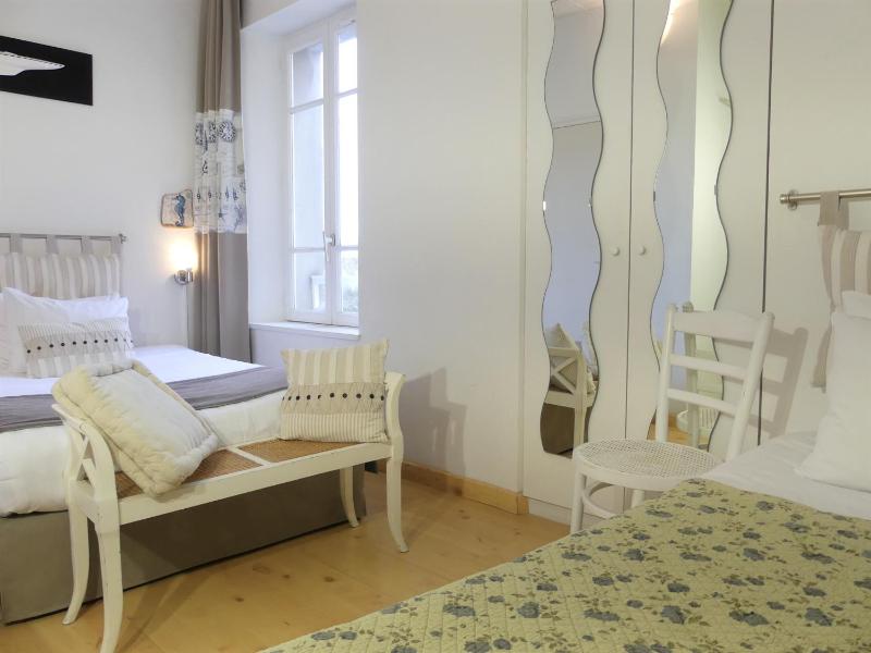 Standard Twin Room - City View image 3