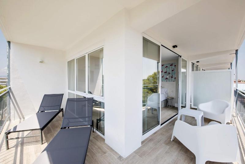 Family Room image 3