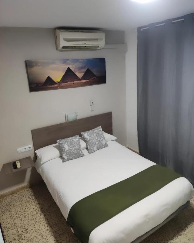 Single Room with Private Bathroom image 2