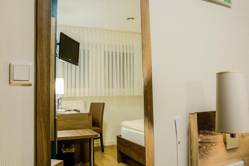 Standard Single Room image 2
