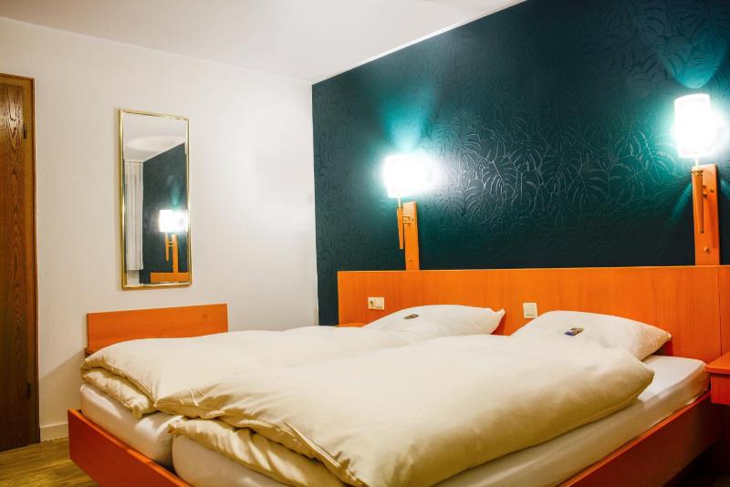 Standard Double Room image 3