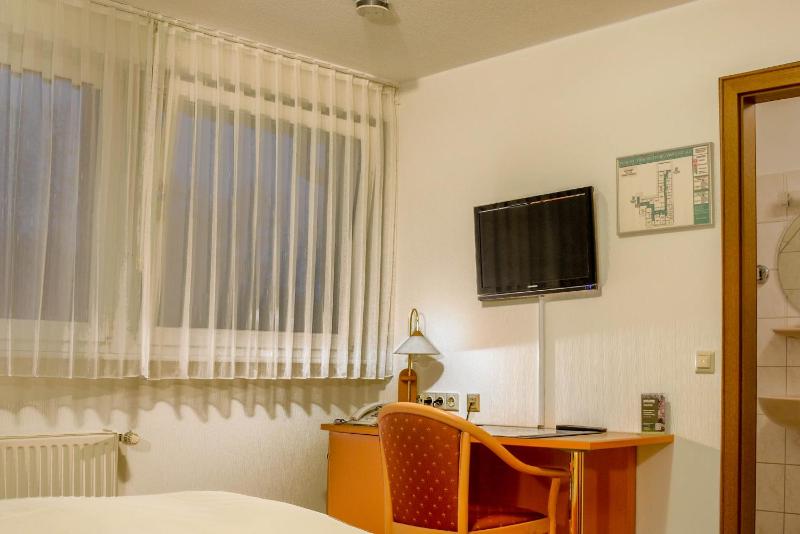 Standard Double Room image 4