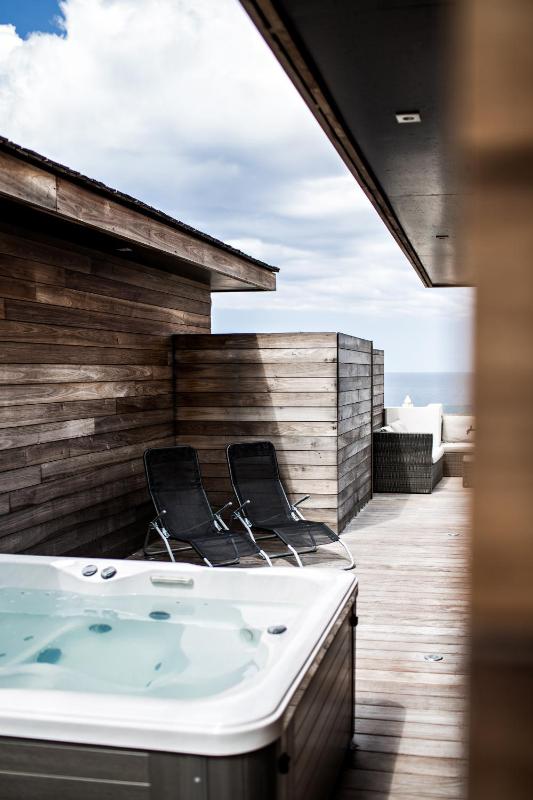 Superior Duplex Apartment with Hot Tub image 4