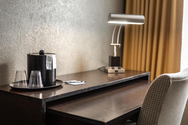 Standard King Room image 2