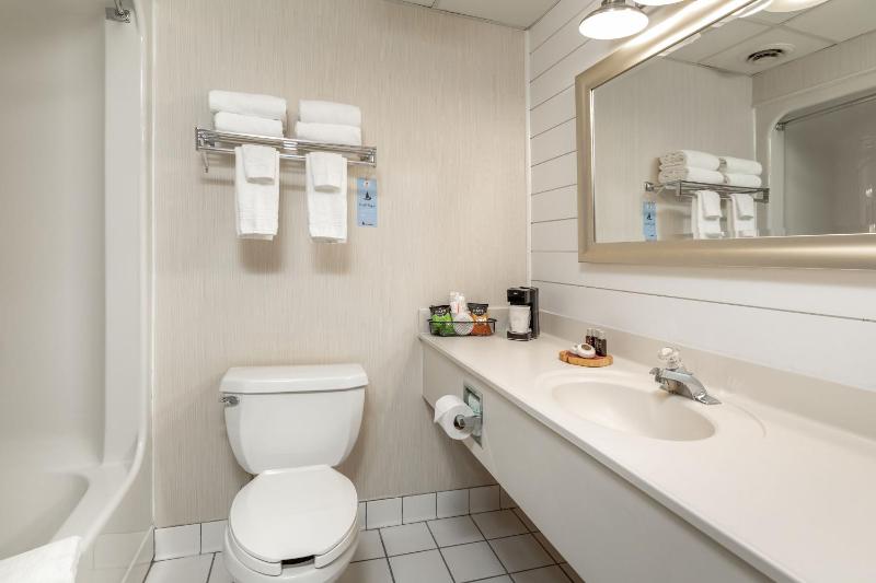 Standard King Room image 4