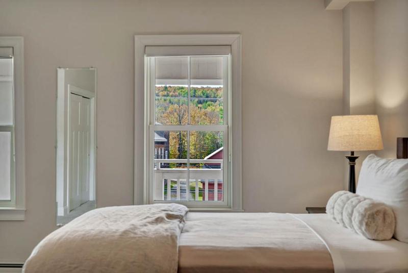 Standard Twin Room image 4