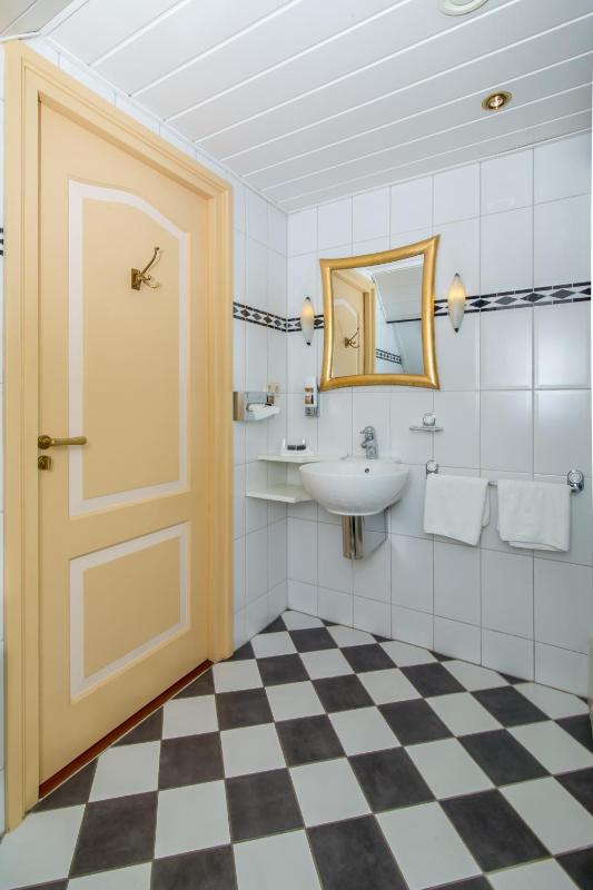 Luxury Twin Room image 3
