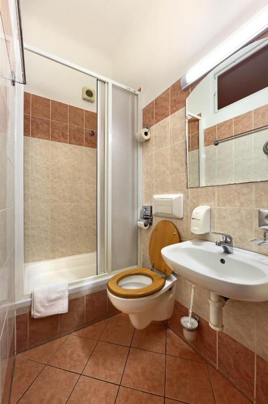 Hotel Golden City Garni - image 7