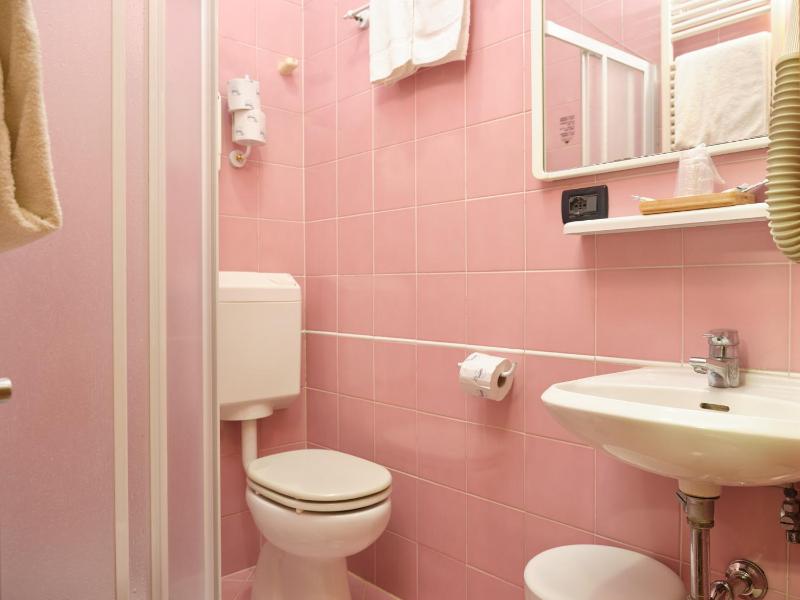 Economy Double Room image 3