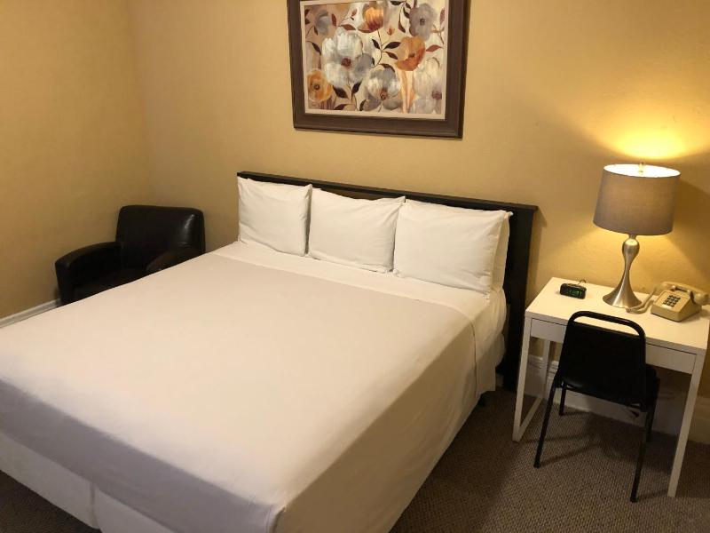 Deluxe King Room image 2