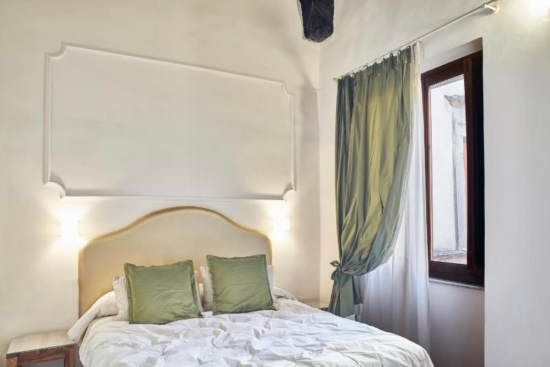 Small Double Room image 3