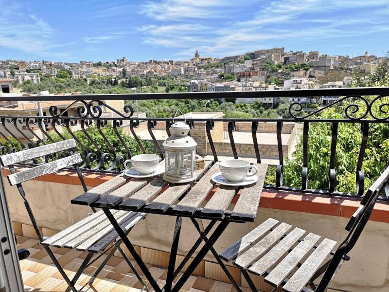 Deluxe Double Room with City View image 3