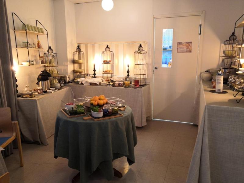 Twin Room with Bathroom image 4