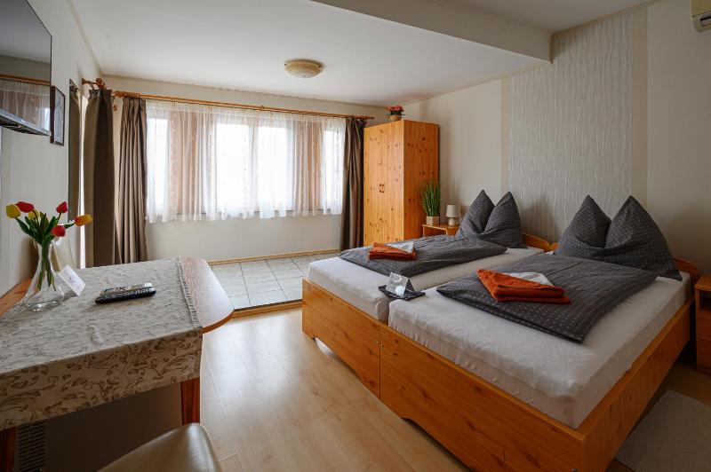 Twin Room image 2