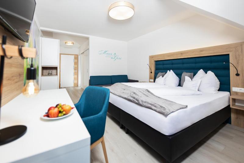 Deluxe Double Room with Balcony image 4