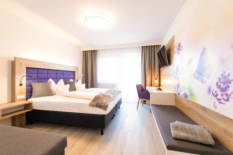 Deluxe Double Room with Balcony image 3