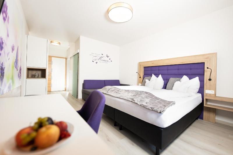 Deluxe Double Room with Balcony image 2