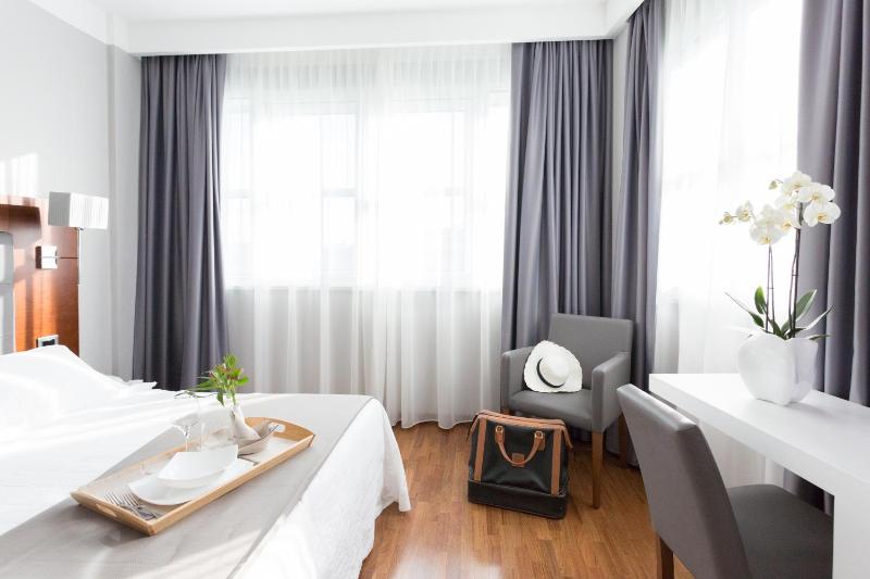 Classic Double or Twin Room image 3