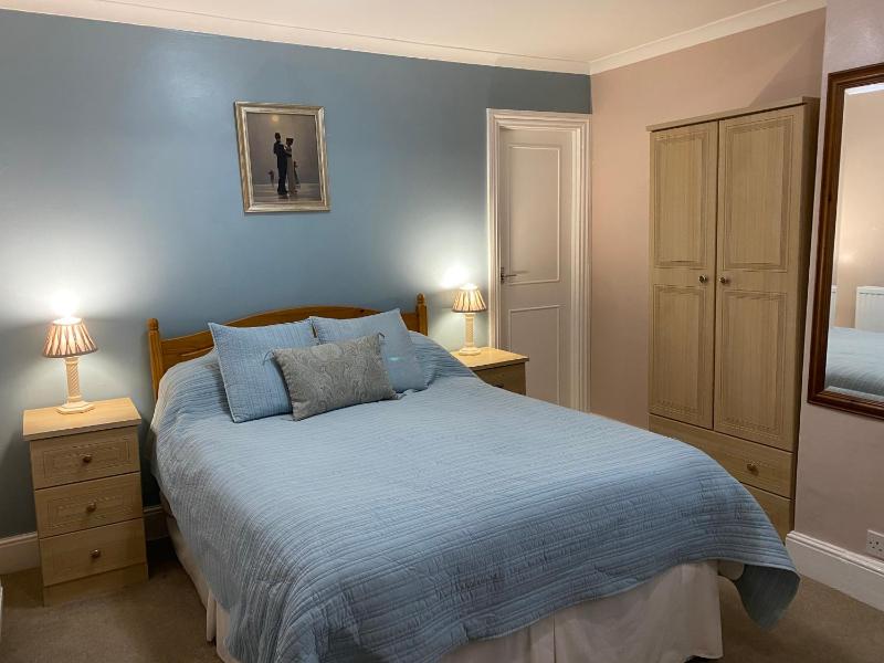 Double Room with Pool View image 3